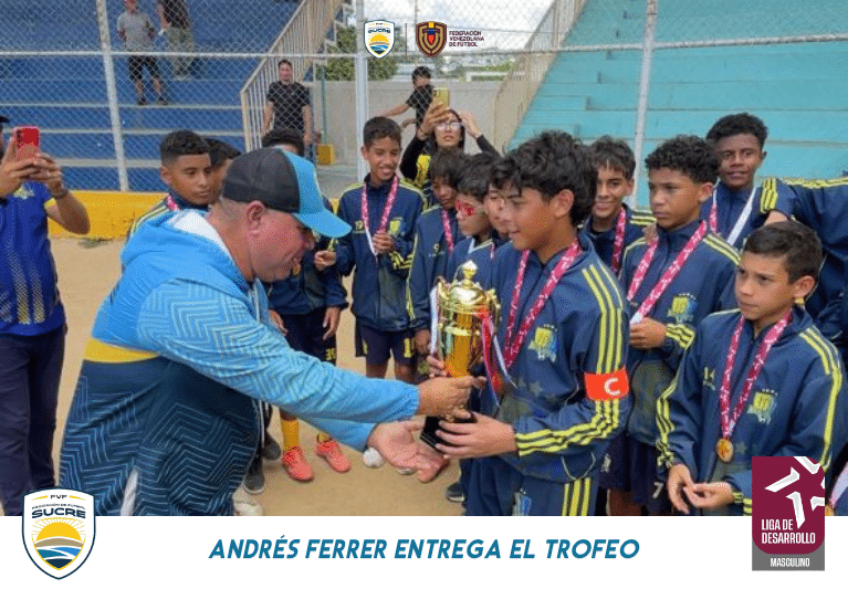 Andrés Ferrer entrega el trofeo