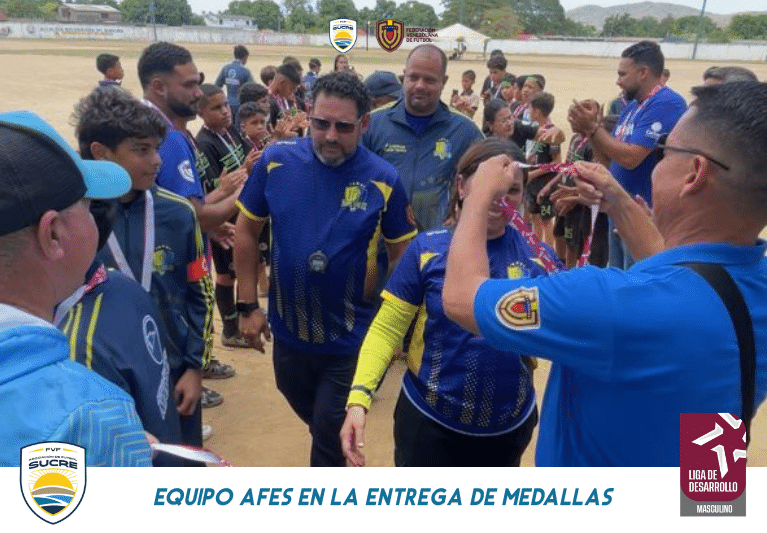Equipo AFES entregando las medallas a Cuerpo Técnico